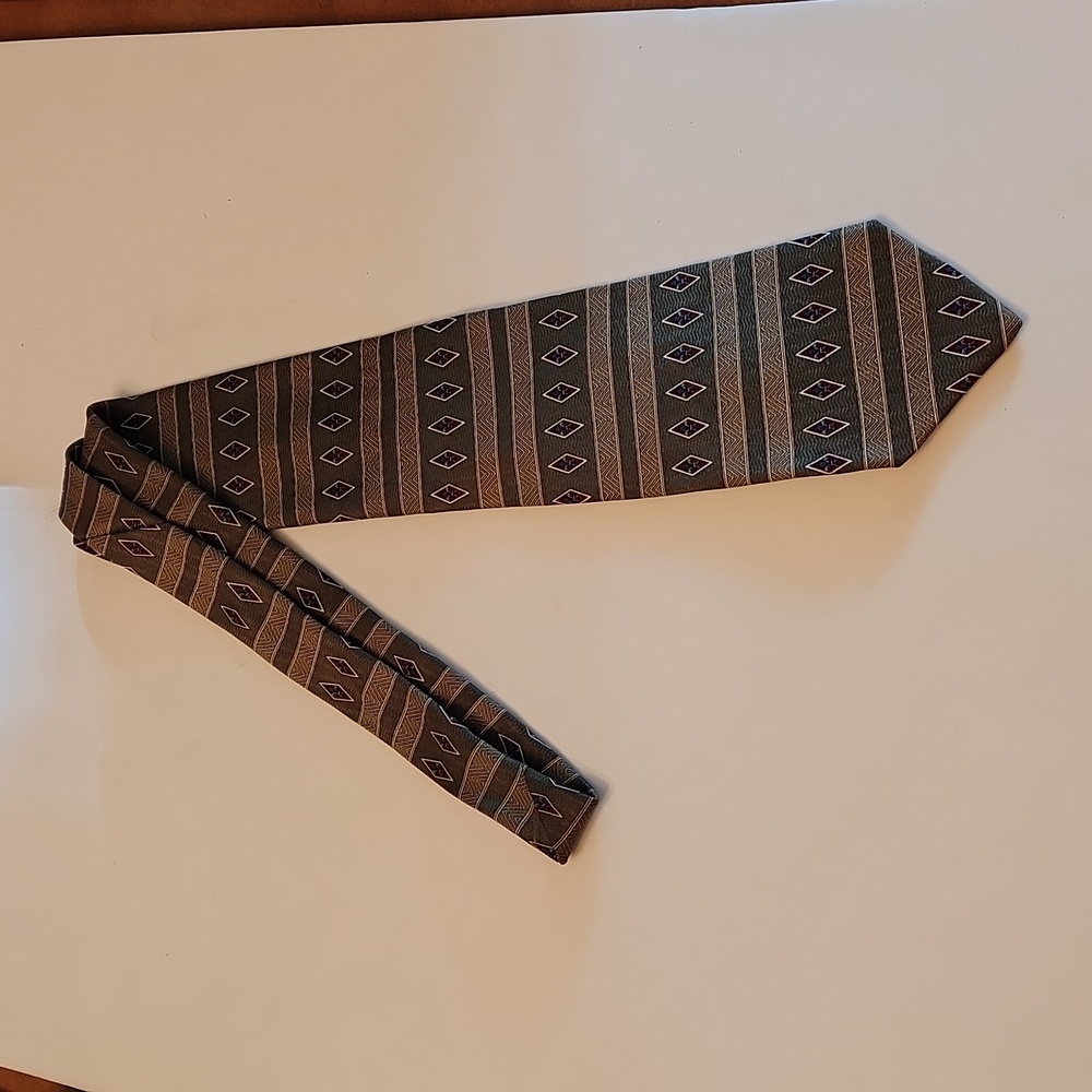 Geoffrey Beene Multi-Color Silk Tie 56" x 4"